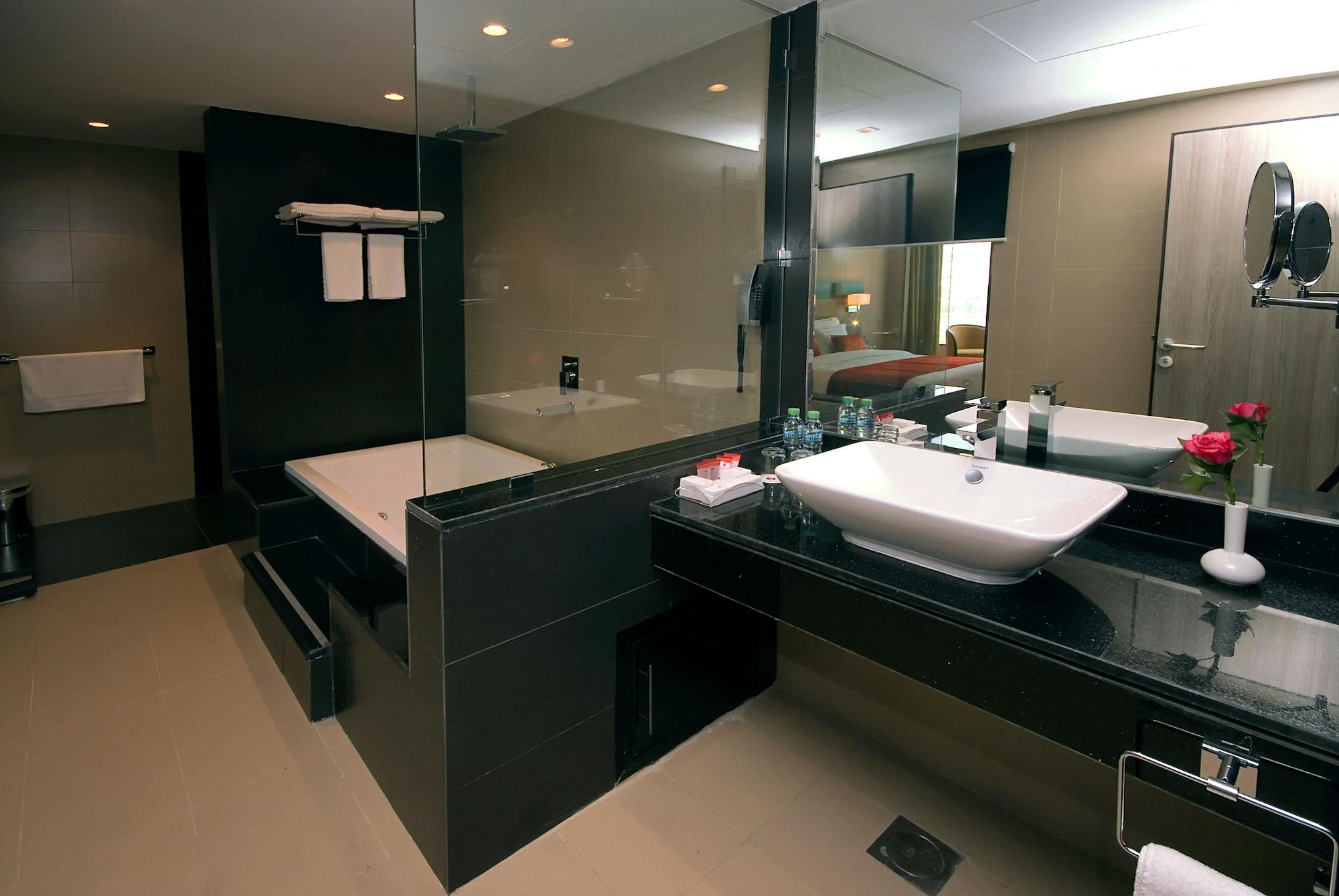 Mira Waterfront Hotel 3*